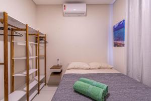 a bedroom with a bunk bed with a green pillow at Melhor Localização com Varanda, Cozinha, Estacionamento e Home Office a 100M praia Barra Grande/Maragogi in Maragogi