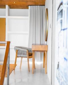 - une salle à manger avec une table et un miroir dans l'établissement KAMMARA LOFT - Bali Invest Club, à Canggu