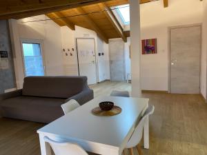 sala de estar con mesa blanca y sofá en Il Ciliegio Relax & Wellness, en Druento