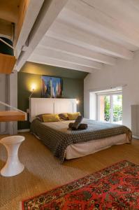 a bedroom with a large bed and a rug at Grande Maison Creuzier - Villa 3 chambres et jardin in Creuzier-le-Neuf