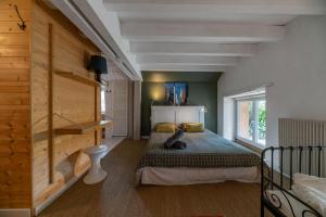a bedroom with a bed and a wooden wall at Grande Maison Creuzier - Villa 3 chambres et jardin in Creuzier-le-Neuf +80 photos