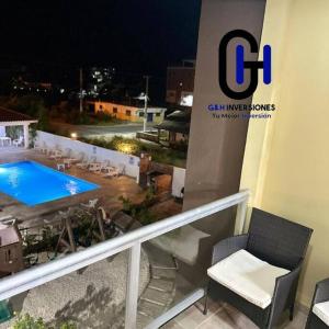 einen Balkon eines Hotels mit Pool in der Unterkunft Apartamento Con piscina cerca de la playa in La Romana