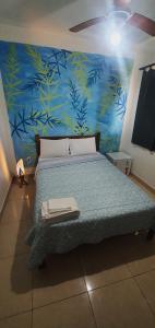 アウト・パライーゾ・デ・ゴイアスにあるPousada Sertãoの青い壁のベッドルーム1室