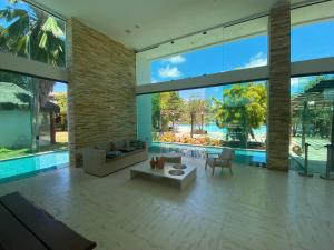 duży salon z dużą szklaną ścianą w obiekcie Iloa Residence w mieście Barra de São Miguel