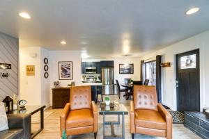 Χώρος καθιστικού στο Whitefish Condo with Pool Access and Close to Hiking!