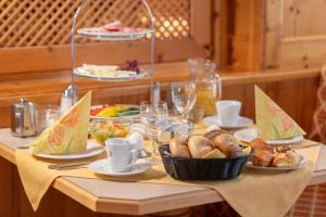 uma mesa com pratos de comida numa mesa em Appartement Predigstuhlblick mit Indoorpool und Sauna em Bad Goisern