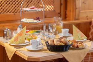 una mesa con platos de comida en una mesa en Appartement Predigstuhlblick mit Pool, en Bad Goisern