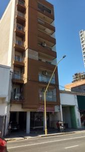 un edificio alto al costado de una calle en HOUSE AND SUITE SF RIVADAVIA, en Santa Fe