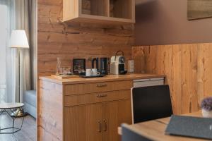 Kuchyň nebo kuchyňský kout v ubytování AlpenParks Hotel MONTANA