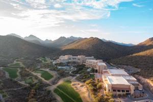 eine Luftansicht des Resorts mit Bergen im Hintergrund in der Unterkunft JW Marriott Tucson Starr Pass Resort in Tucson