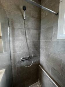 La salle de bains est pourvue d'une douche avec un tuyau. dans l'établissement PAVILLON TI GEMME LE DIAMANT, au Diamant