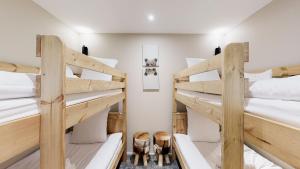 two bunk beds in a room with two dogs at Nouveau ! Chalet pied des pistes in Champagny-en-Vanoise