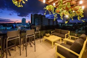 a rooftop restaurant with a view of a city at Hotel Mais1 in Campina Grande