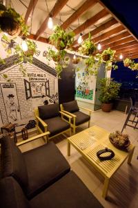 a living room with chairs and a coffee table at Hotel Mais1 in Campina Grande