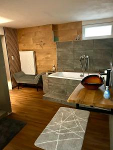 Koupelna v ubytování Haus mit Sauna am Waldrand - Nähe Brombachsee Altmühlsee + 37 fotografií