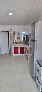 eine Küche mit einem Kühlschrank aus Edelstahl in einem Zimmer in der Unterkunft Idiliz in Borj