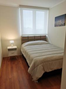 Un dormitorio con una cama grande y una ventana en Vista panoramica de Lima, en Lima