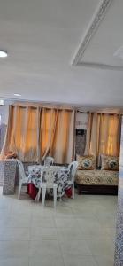 Zimmer mit einem Tisch, Stühlen und einem Sofa in der Unterkunft Idiliz in Borj