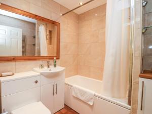 La salle de bains est pourvue d'un lavabo, de toilettes et d'une douche. dans l'établissement 6 Granary Court, à York