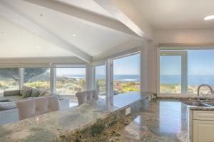una cucina con un grande piano di lavoro e finestre in vetro di 3906 Ocean's One Eleven home a Carmel