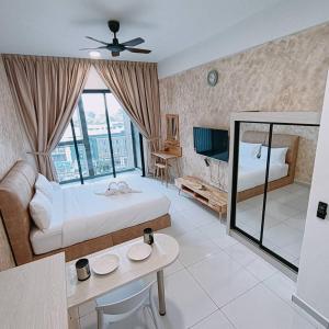 ein Schlafzimmer mit einem Bett, einem Sofa und einem Tisch in der Unterkunft Cozy Sky Trees with Balcony, Smart TV , Aeon & Pool in Johor Bahru