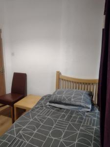 1 dormitorio pequeño con 1 cama y 1 silla en Virginia House, en Blackpool
