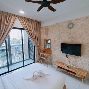 Schlafzimmer mit einem Bett und einem Flachbild-TV in der Unterkunft Cozy Sky Trees with Balcony, Smart TV , Aeon & Pool in Johor Bahru