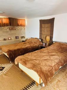 Simple home في مادبا: سريرين في غرفة فندق مع سريرين sidx sidx