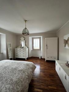法納諾的住宿－La Maison Apartment，一间卧室配有一张床和一个梳妆台