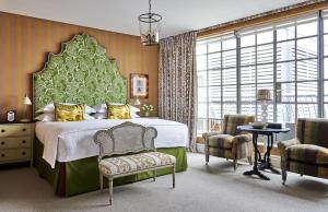 Postel nebo postele na pokoji v ubytování The Soho Hotel, Firmdale Hotels