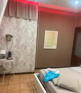 ein Schlafzimmer mit einem Bett und einem Tisch in einem Zimmer in der Unterkunft b&b ERCOLANO Scavi in Ercolano