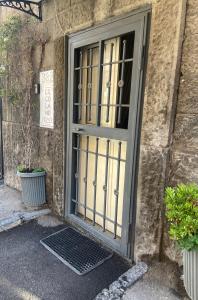 eine Tür in einem Steingebäude mit zwei Pflanzen in der Unterkunft b&b ERCOLANO Scavi in Ercolano