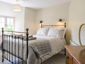Un pat sau paturi într-o cameră la The Glen at Ugborough - South Hams Holiday Home