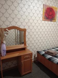 Schlafzimmer mit Schminktisch und Spiegel in der Unterkunft DESYATINNAYA Hostel in Kiew