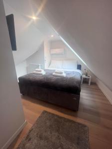 une chambre avec un lit dans un grenier dans l'établissement Studio apartman Mia, à Zagreb