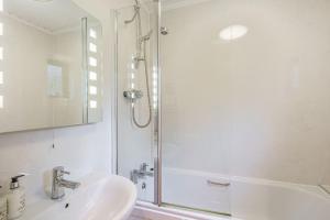 Bilik mandi di Birch Lodge 19 with Hot Tub +13 gambar