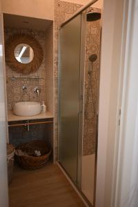 uma casa de banho com um chuveiro e um lavatório. em Faliero Room em Canosa di Puglia