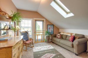 リビングストンにあるCharming Livingston Vacation Rental with Views!のリビングルーム(ソファ、天窓付)