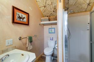 リビングストンにあるCharming Livingston Vacation Rental with Views!のトイレと洗面台付きのバスルーム +37枚の写真