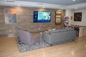 TV a/nebo společenská místnost v ubytování Candlewood Suites Houston I-10 East by IHG