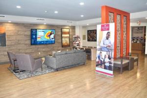 TV a/nebo společenská místnost v ubytování Candlewood Suites Houston I-10 East by IHG