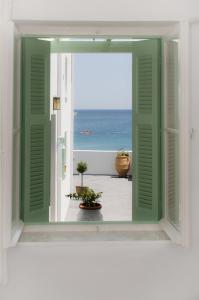otwartym oknem z widokiem na ocean w obiekcie Georgias House w mieście Skiros