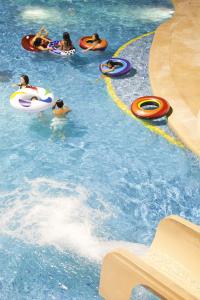A piscina localizada em Krystal Beach Acapulco ou nos arredores
