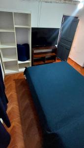 um quarto com uma cama, uma secretária e prateleiras em Casamora em Belén