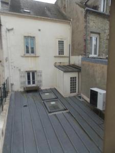 een uitzicht op een dak van een gebouw bij Maison Sweet Cabana plein centre in Cherbourg en Cotentin