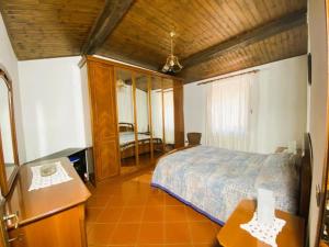 um quarto com uma cama e um tecto de madeira em La casa del Mike em Borgo a Mozzano