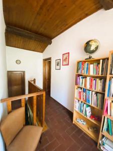 uma sala de estar com uma estante cheia de livros em La casa del Mike em Borgo a Mozzano