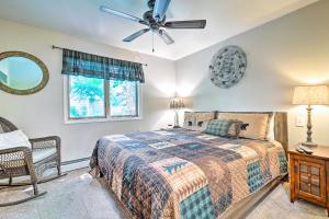 - une chambre avec un lit et un ventilateur de plafond dans l'établissement Incline Village Condo 1 Mi to Tahoe Beaches!, à Incline Village