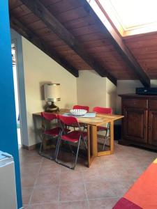 une salle à manger avec une table et des chaises rouges dans l'établissement da nonna Emi, à Modène