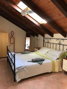 um quarto com uma cama grande num quarto em da nonna Emi em Módena
